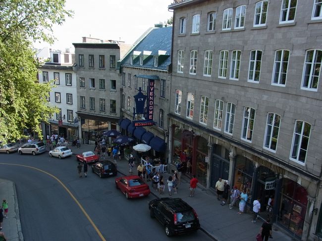 ケベックシティの城壁の中は高台になっているので下の旧市街に行くには、坂を下るか、階段を降りるか、フニクラーレに乗るか、です。