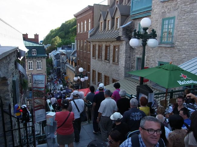 首折れ階段だそうです。<br />確かに急ですね。沢山の観光客で埋まっていました。<br />冬場にはけが人も出たりするそうです。<br />