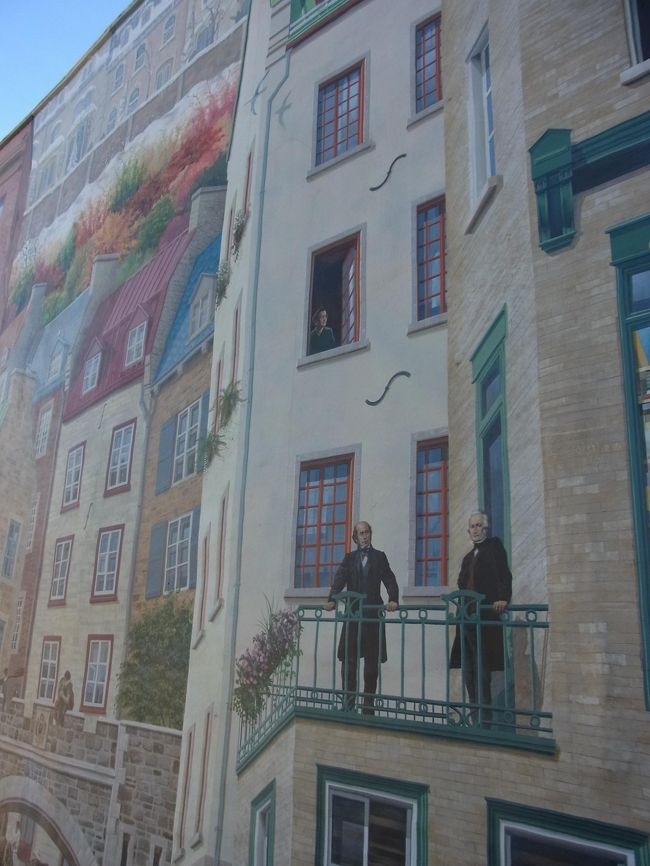 旧市街に降りると、壁に歴史上の人物などを描いた建物があります。