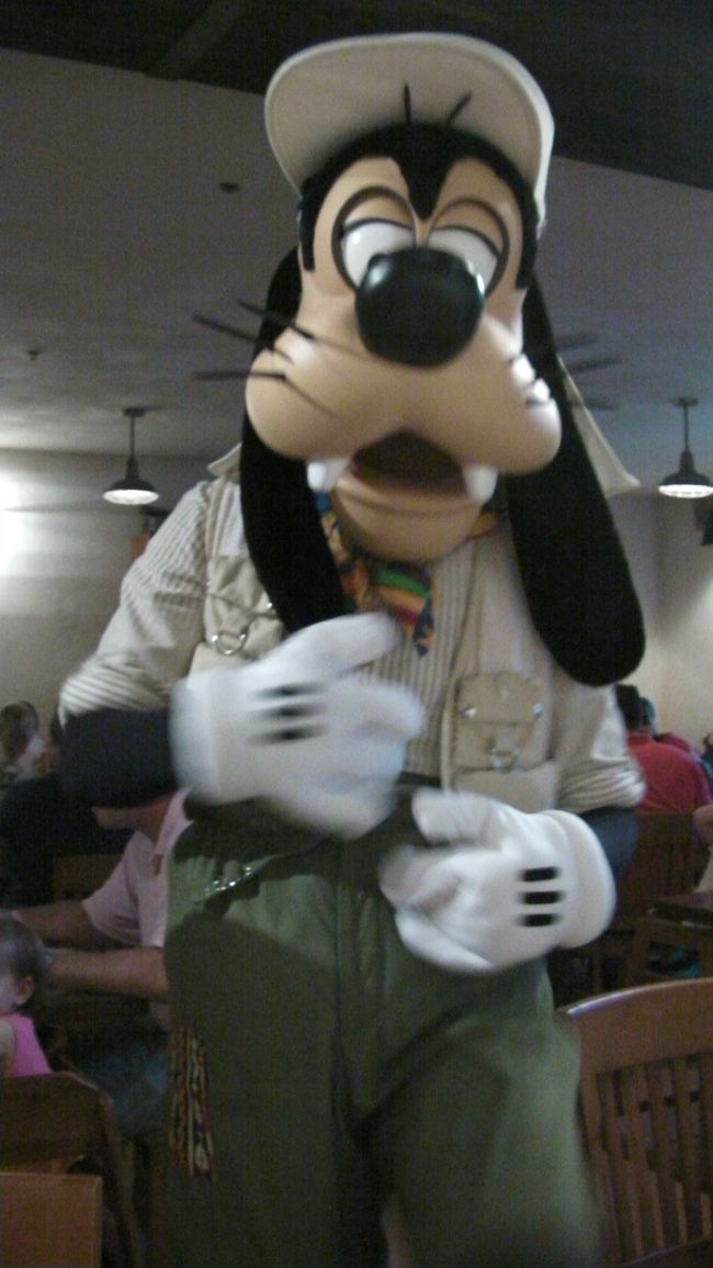続いてグーフィー。レストランでのムードメーカー的存在でいたるところでゲストを喜ばしていました。