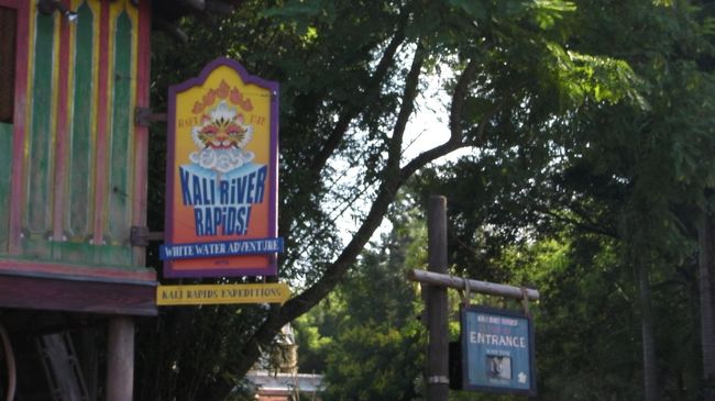 まずはこのアトラクション「カリリバー・ラピッド」に乗ります。朝一だったので５分待ちでした。