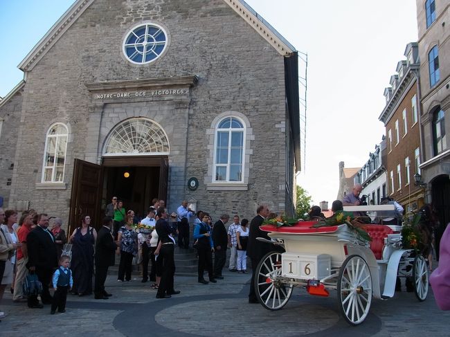 この教会ではちょうど結婚式が終わって、花嫁花婿が馬車に乗り込んで、みなに祝福されているところでした。
