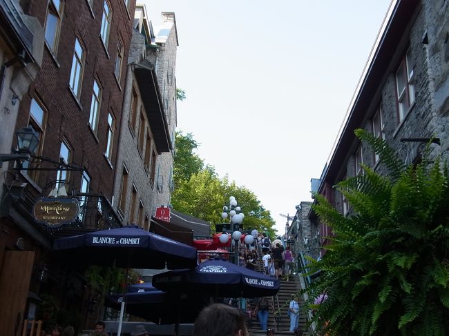 首折れ階段を下から。