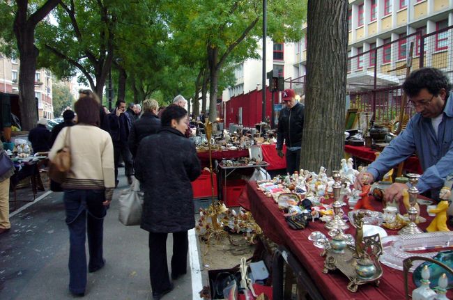 蚤の市。<br />パリの市内南の方の、ヴァンブの蚤の市へ。<br />オペラ座の前から、バス1本で行けるので、バスに乗りましたが、結構乗りでがありました。<br />　サンジェルマンの前のレンヌ通りを通り、モンパルナスの駅横を通り過ぎさらに南へ。<br />　一ブロック真四角に歩くぐらいの場所に、お店がずらり。