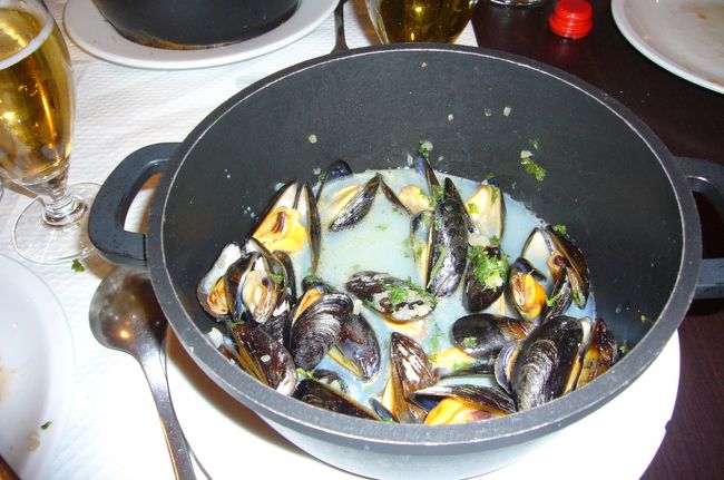 お昼はムール貝のお店に連れて行ってくれました。<br />凱旋門の裏のほうです。一つの貝殻で、もう一つの貝の中身をつまんで食べます。写真、ずいぶん食べてから撮影してしまった。<br />にんにくがきいて、美味しい。