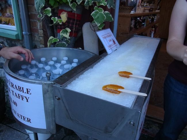 友人にすすめられて、メープルシロップの氷で冷やして固めたキャンデーを食べてみました。おすすめ！とても美味しいです。もう一度食べたい！