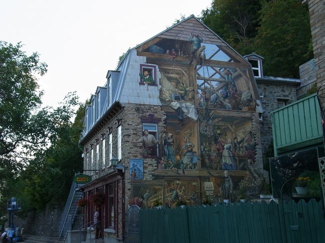 この建物にも壁に絵が。工事中の絵ですが、本当にリアル。<br />ぜひ見てください。