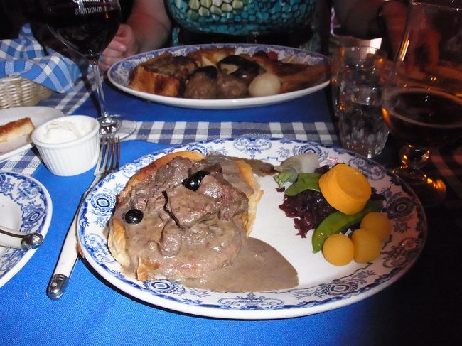 私が頼んだバッフアローのステーキ。<br />くせは無くて美味しいお肉でしたが、とにかく大きすぎて三分の一も食べられなかった。上に掛かっているソースの色が本当に写真のままの灰汁のようなグレーっぽい色なので、少し食欲が失せてしまったという理由もあります。色は大事な要素ですね。