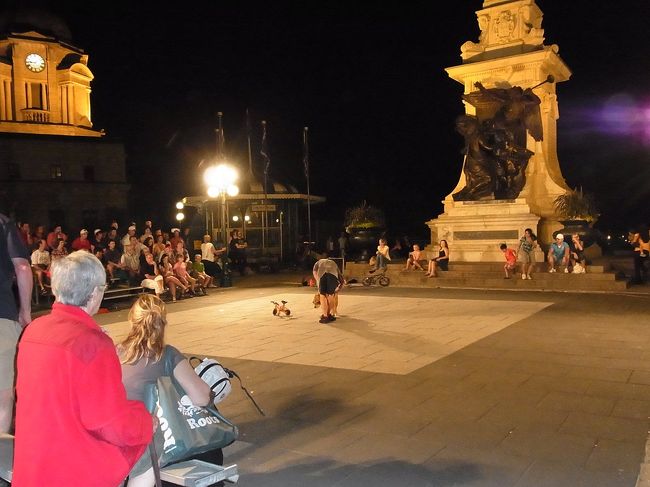 食事帰りに昼間のお城ホテル前の広場でしばし一輪車のパフォーマンスを見ました。<br />観客がたくさん。時々、パフォーマーがお客をいじるのですが、観客の反応がさすが日本人とは違いますね。面白い返し方をするので、楽しかったですよ。