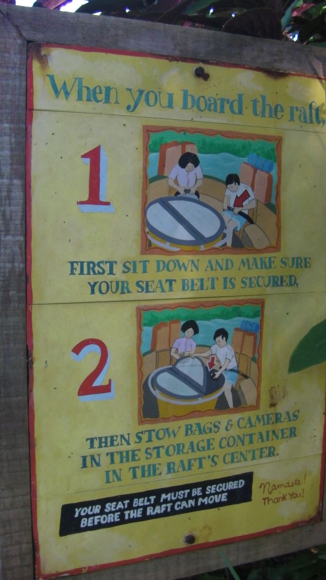 ベルトを締めて荷物は真ん中の筒の中に入れるという内容の注意書き。結構濡れるので濡れたくない人はポンチョなどを着ることをおすすめします。（※シートに座る前からシートが濡れていたし、水が半端なくズボンにかかってパンツびちゃびちゃになったので・・・）