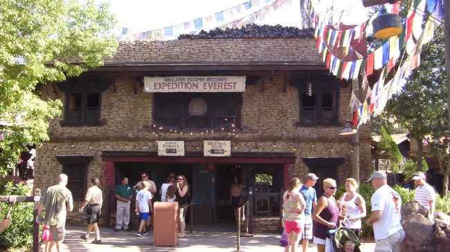 しばらく服を乾かした後、次にこの「エックスペディション・エベレスト」というアトラクションに行きます。これは１０分待ちでした。