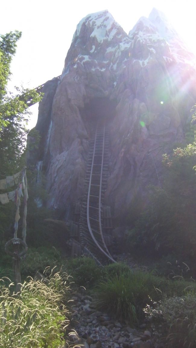 絶叫系のアトラクションでコースターが逆走したり、写真のようにトンネルからの急降下など個人的に楽しいアトラクションでお勧めです。