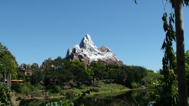 パーク内にあるヒマヤラ山脈。コースター系のアトラクションがここにあります。それにしても雲ひとつないいい天気。