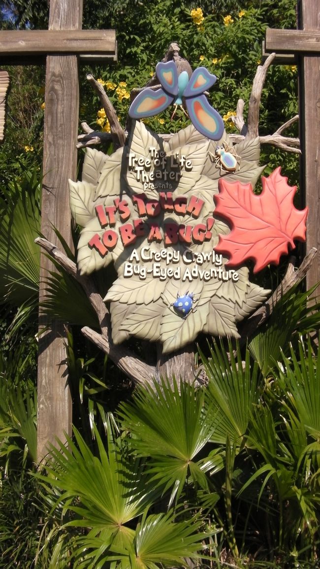 次にイッツ・タフ・トゥ・ビー・ア・バグ！へ行きました。ここでは「アメリカ人は非常にノリが良い」ということを実感したショーでした。ていうか内容的にゲストのノリ次第で楽しめるか楽しめないかという感じのショーでした。