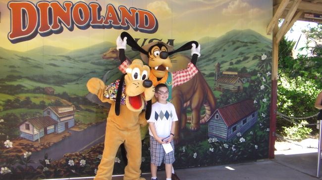 ダイノランドＵＳＡ付近でグーフィーとプルートのキャラクターグリーティングをしていました。結構人だかりができていたのでこのコンビは人気なんだなと思いました。