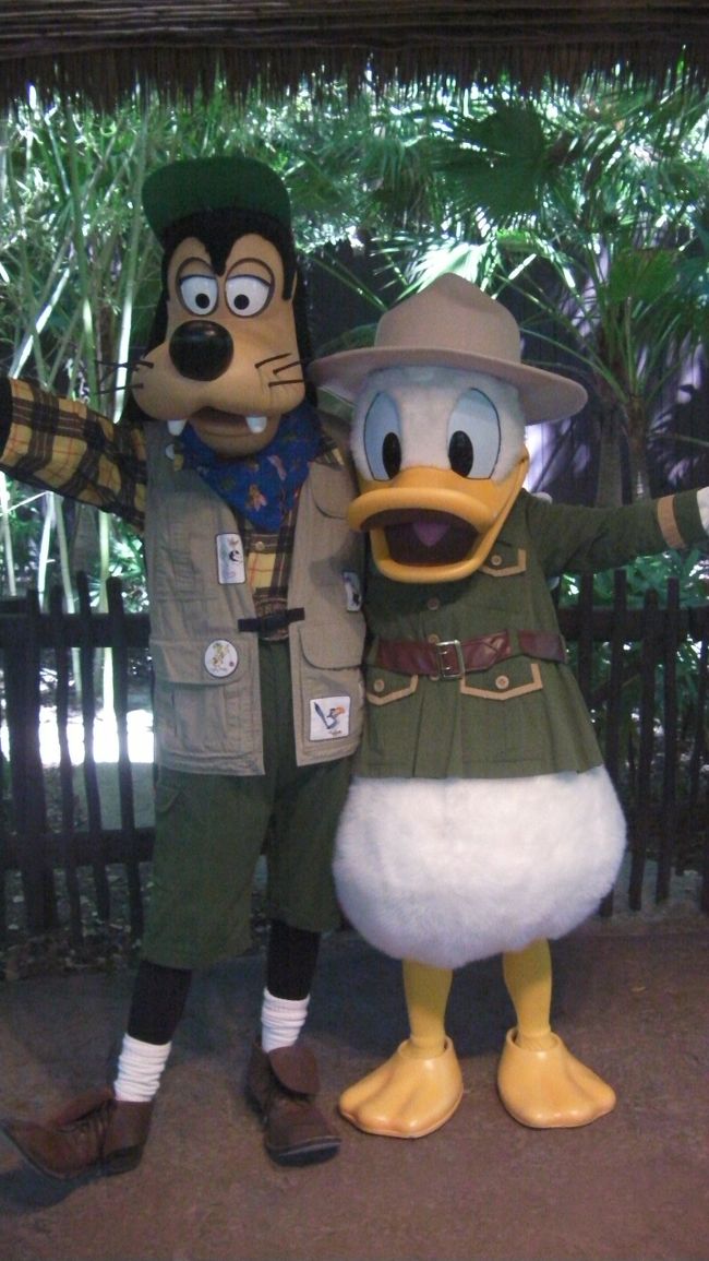 グーフィー＆ドナルド。こちらの方がミッキーよりも人が多く並んでいました。