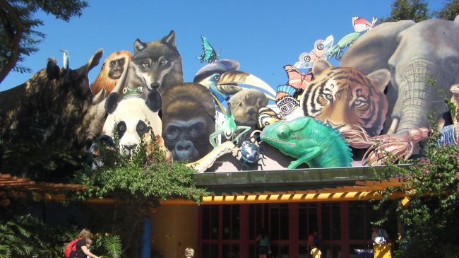 この動物保護施設に来るには汽車に乗って行きます。