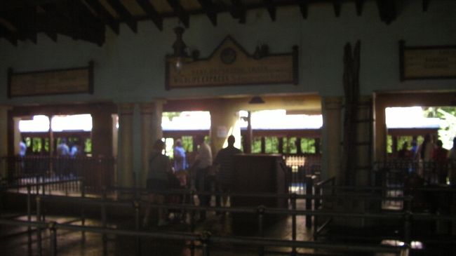 パレードの時間が迫ってきたので、パークに戻ります。これは施設側にある汽車の駅。移動時間は片道５分くらい。