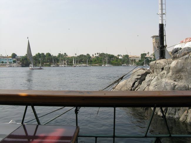 マイクロバスはアスワンに到着、次の集合時間までしばしの休憩です。アブシンベルからアスワンまで何度も検問があり、日本人は自分だけだったんで少々不安を覚えた事を思い出しながらのランチです。当てもなく入ったレストランでしたが味は良かったと思います。