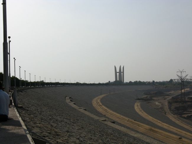 遠くに完成記念塔を望む