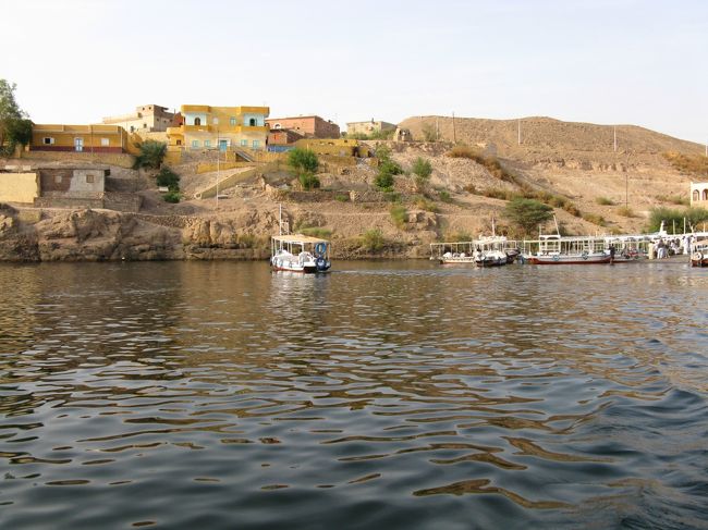 イシス神殿にボートで向かいます。