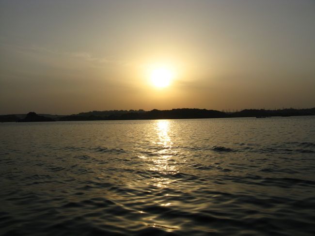 この後、列車でルクソールに向かいました。<br />２等車両は完全にエジプシャンだけの車内でした。が、幸いアメリカから来ていた白人男子学生３人と相席だったんで助かりました。<br />