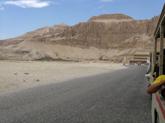 トロッコのような乗り物で向かいます。確か有料