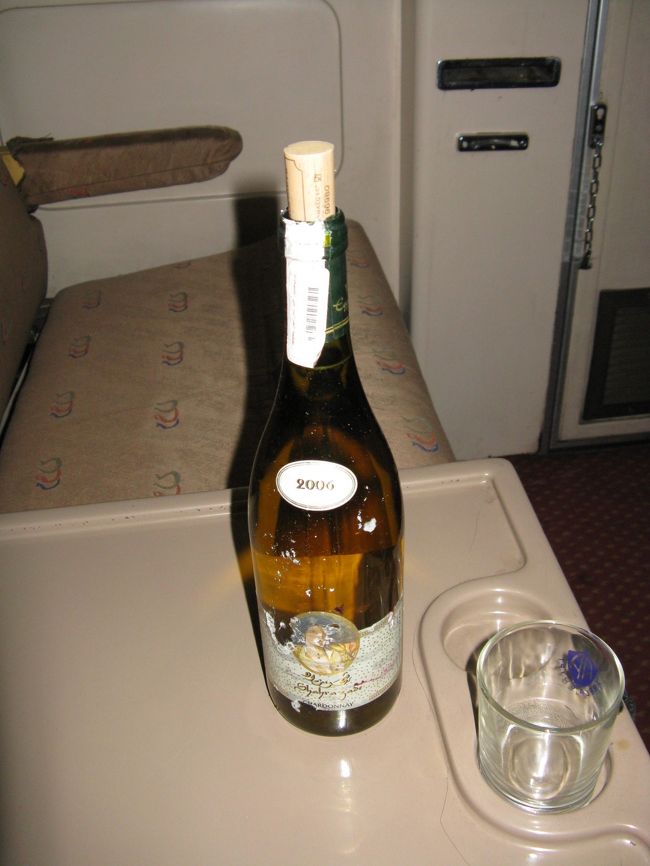 いきなりワインのボトルを注文。クレオパトラみたいです。