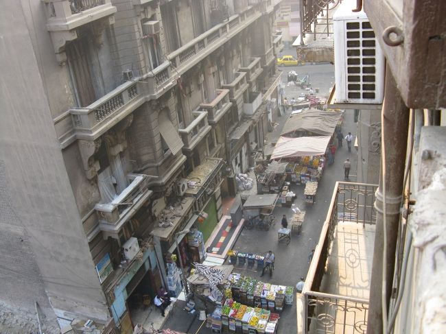 列車の最後尾には兵士が乗り込み安全な感じでしょうか。<br />翌朝にはほぼ時間とおりでしょうか、カイロに到着、そこから宿に向かうのにタクシーを使おうとうろうろしていたら、途中の観光で行き会ったカナダからきたカップルに遭遇し、宿がお互い近いとの事でタクシーに同乗させてもらえることになった。しかも、面倒なタクシー運転手との値段交渉もしてくれていわゆる日本人価格でなく普通の外国人（白人）価格？で乗れたと思います。というのも結局２人の方がタク代を持ってくれたのです。自分もお金を出そうとしたらお金をしまうようにジェスチャーされてしまい．．．。<br />あの時はありがとう。