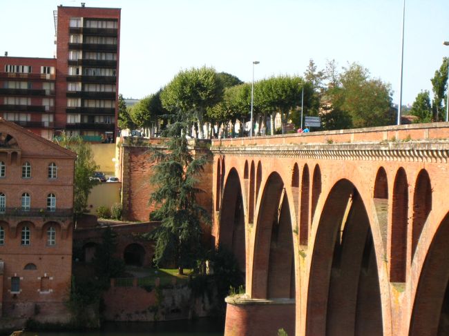 アルビに着きました。<br />街の象徴、タルン川にかけられたヴィユー橋。