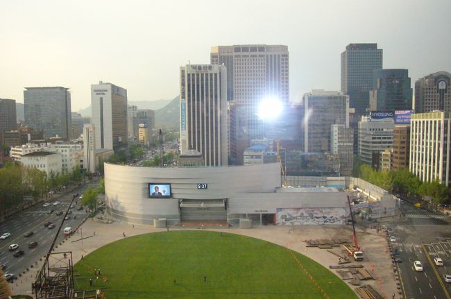 アシアナ空港で羽田発を選びました。<br />韓国の金浦空港着。<br />　ツアーなので、お迎えの女性がいて、私たちと二組を大型タクシーで市内へ。<br />　金浦空港からソウル市内は近いです。漢河が見えてくると、もう、私は興奮してます！<br />　川を渡る電車が見えて、「地下鉄2号線かな？」もう、<br />暗記するほど地図とガイドブックを読んできたので。<br />　橋を渡ると国会も見えました。<br />　高層のロッテホテルの前を過ぎて、市内中心に向かいます。<br />　ロッテホテルに車を付けて、別のグループがチェックイン後、<br />免税店へ。1時間ぐらいして、車に戻り、ソウルプラザホテルへ。<br />近い場所なのですが、他の人を待ったり、時間がもったいなかったです。<br />　