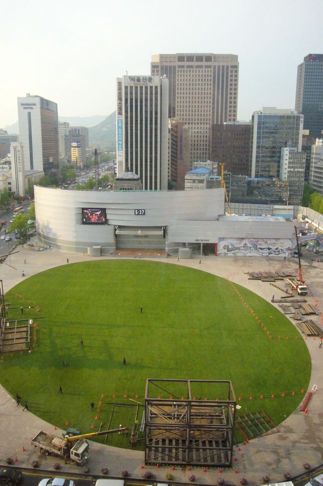 ソウルプラザホテル到着。<br />ポーターさんが、部屋までスーツケースを運んで下さいました。<br />ロビーも黒とゴールドで、シックな大人っぽいホテルです。<br /><br />目の前が　サッカーワールドカップの時に応援の人で真っ赤に埋まった　市庁舎前広場です。<br />　ソウルに来た〜！という感じです。<br />