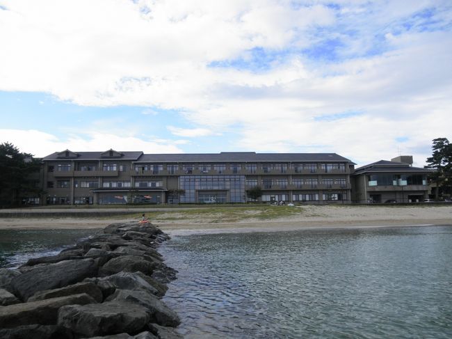 ホテルのロビーからすぐ海岸へ出られるので、朝食後に海に行ってみる。こんなに目の前が海なら水着持ってくればよかったな。<br /><br />海からホテルを臨む。