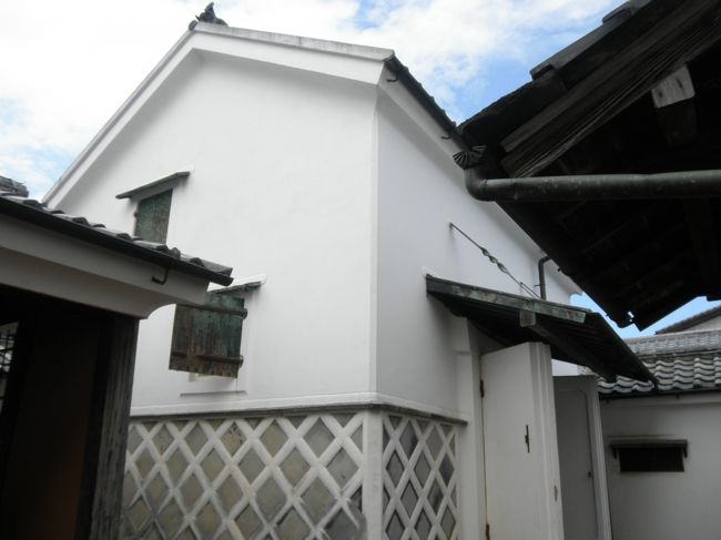 蔵。中には書画や昔の帳票などいろいろ展示されています。