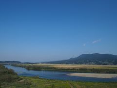 丘の上からは、手前に北上川、遠くに束稲山を一望できます！