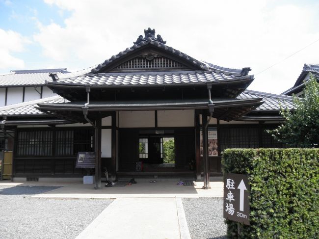 こちらは別邸の玄関。<br /><br />別邸は伊藤博文が明治４０年(1907)に東京府下荏原郡大井村に建てた広大なものから、玄関、大広間、離れ座敷の３棟を萩市に移築したもの。<br /><br />旧宅とは明らかに雲泥の差があります。<br />