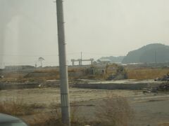 陸前高田市を通過。電信柱の左、遠くに見えるのが一本だけ残った松。