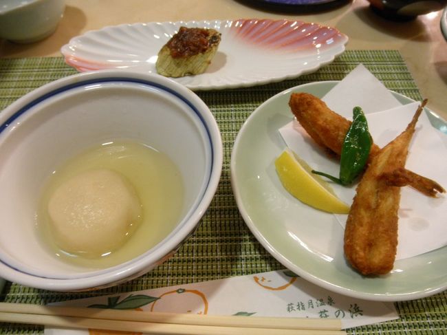 ホテルに帰ります。これで全ての観光が終わりだ。<br /><br />ゆうべ夕食を食べるのに散々な思いをしたので、急遽ホテルに夕食を予約しておきました。（完全予約制）　なので、今日は安心と思い食堂に行くと、これまた悲惨な結果…。詳しくはホテルのクチコミに書きますが、とにかくひどかった…<br /><br />ただ、外はゲリラ豪雨で大変なことになっていたので、出歩くよりはよかったのかもしれないけど。<br /><br />海辺でバーベキューしている家族がいて、最初は雨を気にせず続けていましたが、とんでもない降りになってしまったので、撤収してました。食材とかめちゃめちゃになっちゃっただろうな、かわいそうに。<br /><br />私たちもこんなことならガイドブックに載っているお店に予約をすればよかったと思いました。萩での食事はほんと悲惨だったなぁ・涙