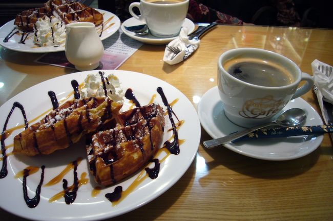 明洞の通りを東へ歩きます。ロイヤルホテルの前にレオニダスチョコレートのお店。美味しい、チョコレートも買ったけど、<br />ワッフル＆コーヒーもいただきました。<br />美味しい♪