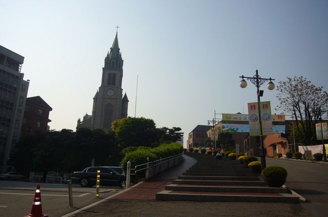 さらに東に歩くと明洞聖堂があります。<br /><br />地下鉄に乗るのに、歩きすぎてしまいました。