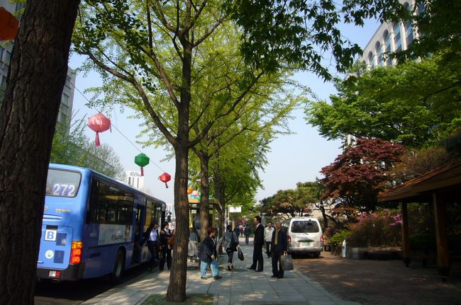 地下鉄　安国駅到着。<br />オフィスビルが並びます。通りも広いです。<br />ここから世界遺産　昌徳宮（チャンドックン）へ。<br />