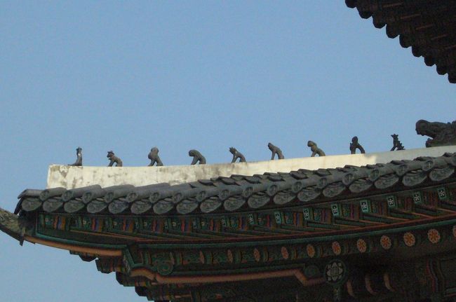 屋根の上に、猪八戒とか小さい像が載っています。<br />