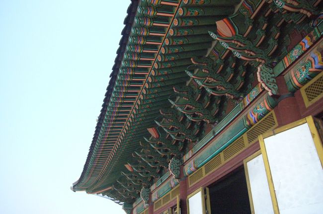 屋根がカラフルに塗られています。<br />