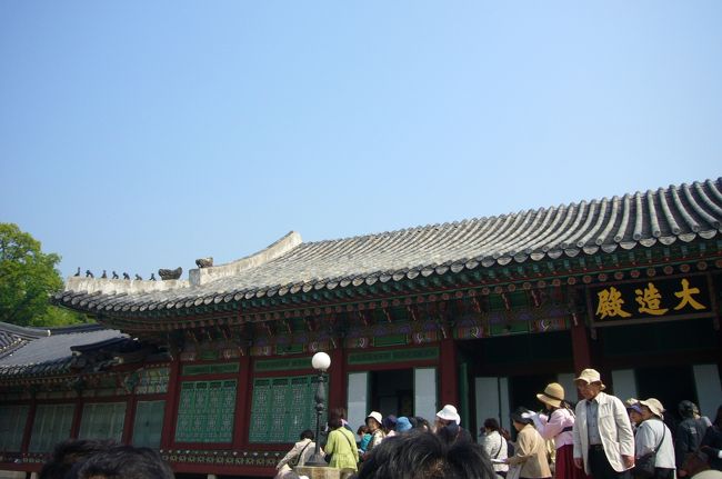 ガイドさんの説明のあと、（ガヤガヤ）と中を覗き込みます。<br />屋根に畝がないのは、王様の寝室だったところ。<br />屋根の畝のことを龍というそうで、王様＝龍なので、その上に龍は置かないとか？！