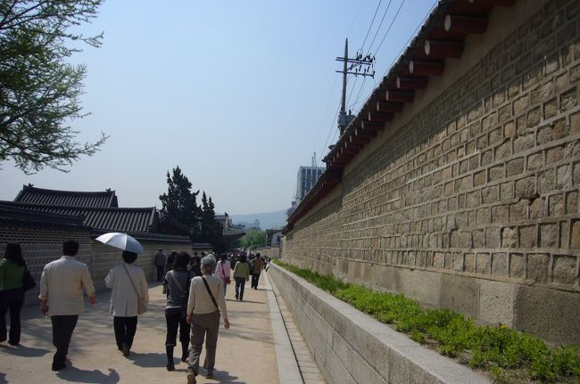 塀に沿って、正面玄関に戻ります。