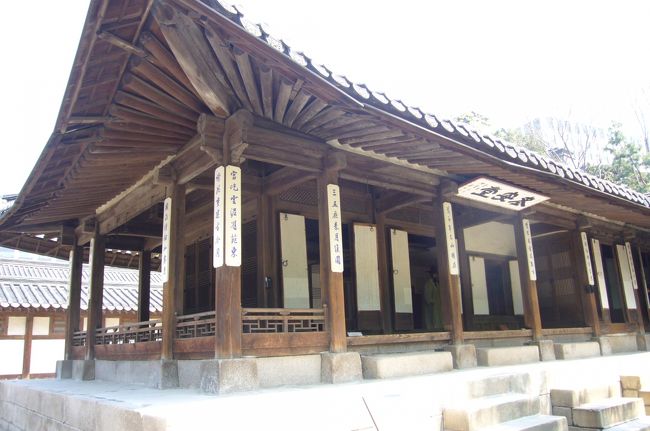 昌徳宮から地下鉄安国まで歩き道を南へ。<br />すぐのところに　雲峴宮（ウニョングン）があります。<br /><br />最後の皇帝高宗の父上の屋敷で政治的に権力があった人のお屋敷です。歴史的に重要な場所ですが、あまり知られていないみたいで、<br />誰もいません！！<br /><br />ドラマ「宮」のロケ地で、二人の婚礼の儀のロケが行われた場所です。