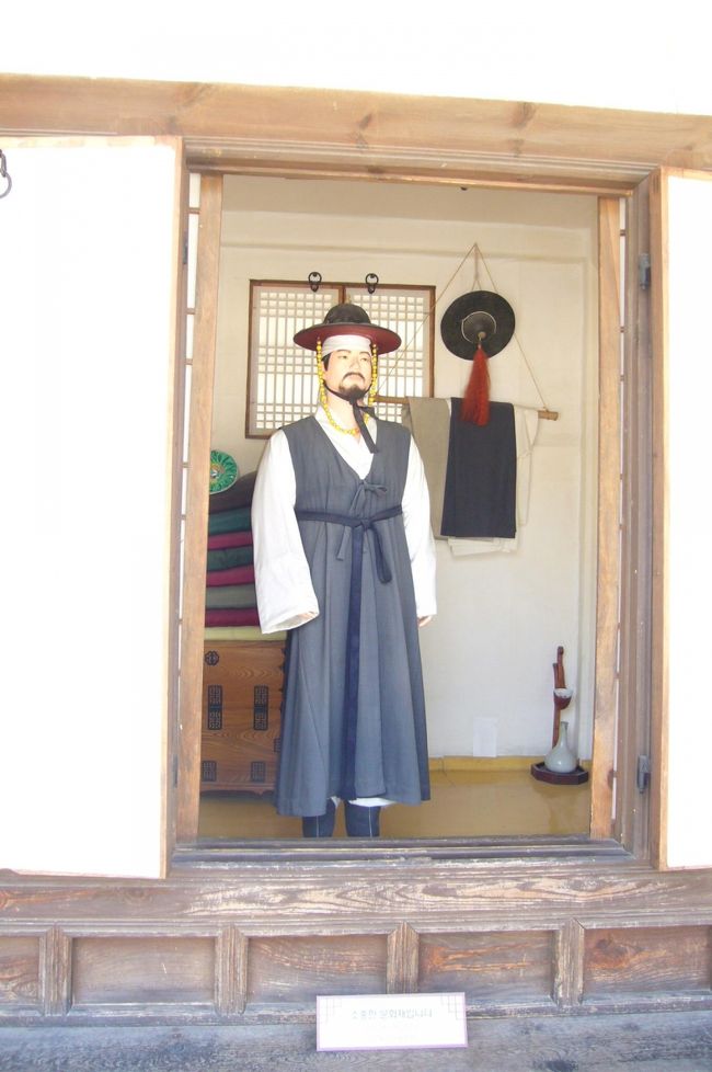 見張りの役の人。こういうお人形さんがたくさん置いてあり、当時の服装を再現しています。