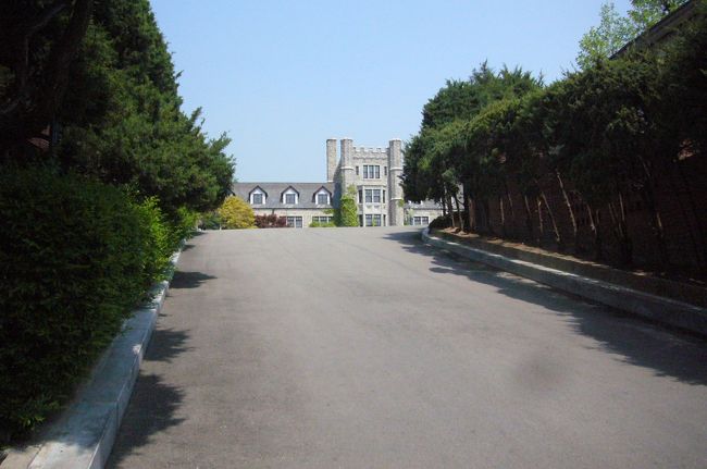 安国の南側がウニョングンですが、北にタクシーで向かいます。<br /><br />ドラマ「冬ソナ」のロケ地。ソウル高校前の坂道です。<br />ここをユジンが　駆け下りていましたよね。<br />サンヒョク、チュンさん。私もこのドラマから韓国ドラマに　はまりました。<br />坂道の右手に　韓国スターグッズのお土産物屋さんがあり、<br />いろいろ買ってしまいました〜。<br />