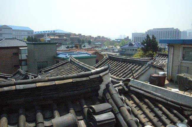 韓屋の屋根が連なる景色。この辺りは古い韓国の風情が残っています。