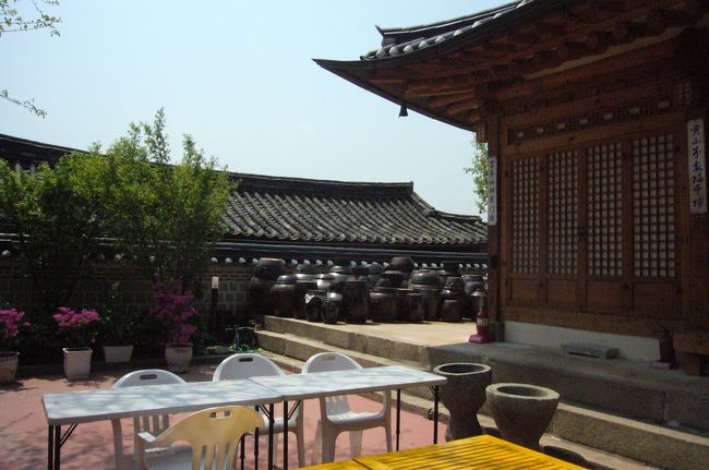 韓国刺繍の博物館です。<br />塀に囲まれていて中庭がある韓国の家の様子が<br />ドラマファンにはたまりません。